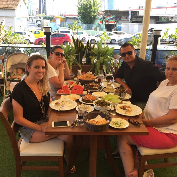 Das Foto wurde bei Çakıl Restaurant - Ataşehir von Akif A. am 7/23/2018 aufgenommen