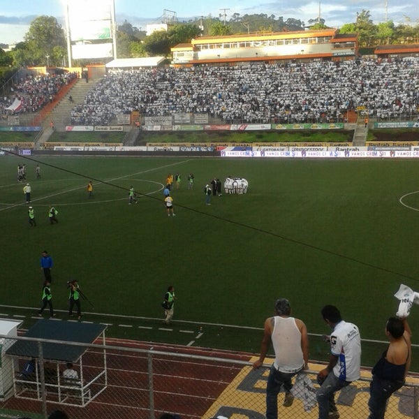 รูปภาพถ่ายที่ Estadio Cementos Progreso โดย Juanpa J. เมื่อ 6/22/2013