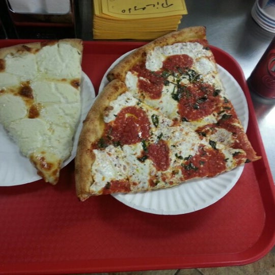 1/10/2013 tarihinde Kobie B.ziyaretçi tarafından Picasso Pizzeria'de çekilen fotoğraf