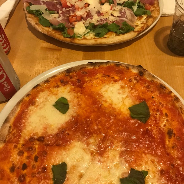 Foto diambil di Mister O1 Extraordinary Pizza oleh Renata B. pada 7/6/2018