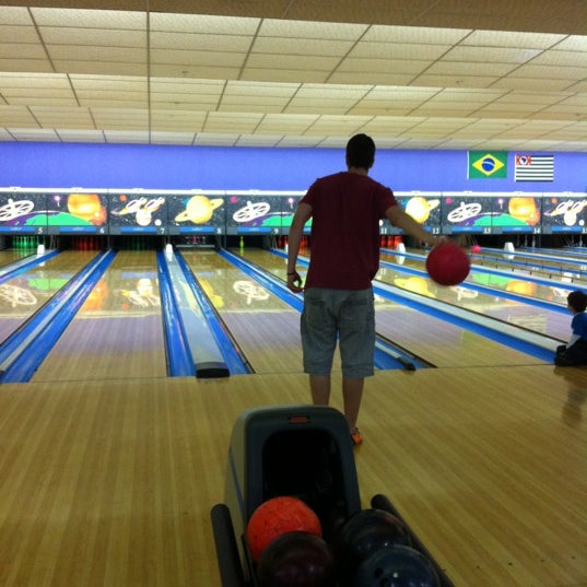 Photo prise au Planet Bowling par Luiza le11/2/2012