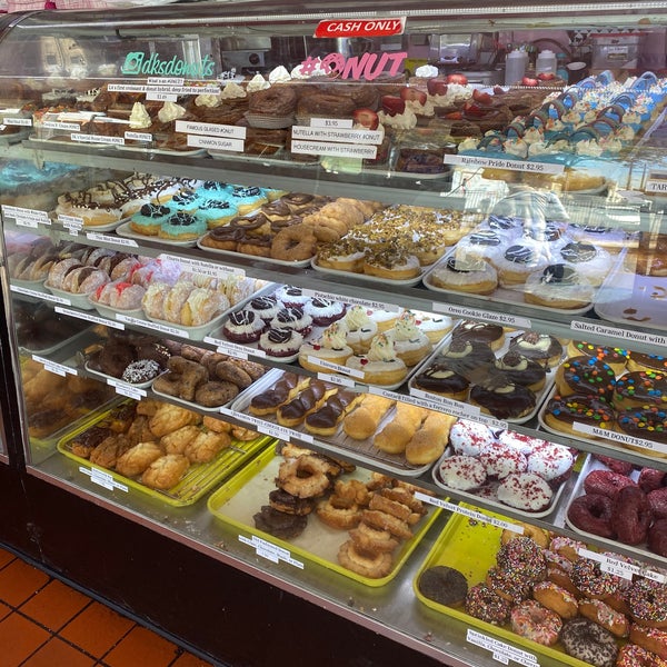 5/17/2020에 JDH님이 DK&#39;s Donuts and Bakery에서 찍은 사진