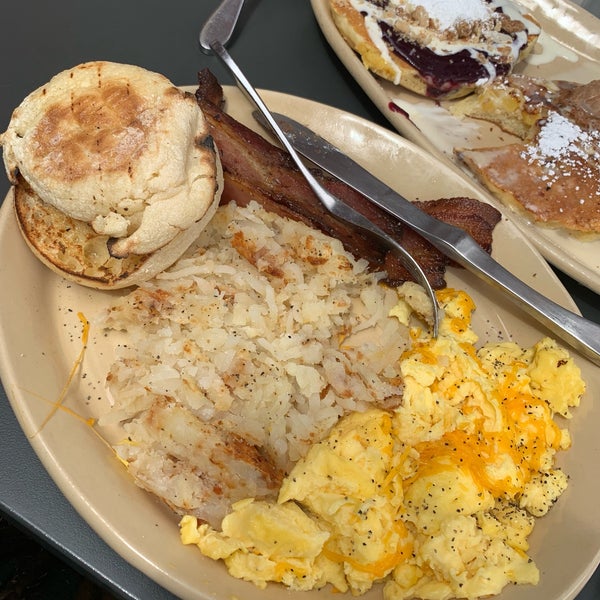 Photo taken at Snooze, an A.M. Eatery by JDH on 3/31/2019