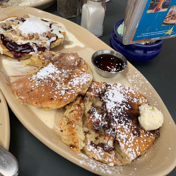 Photo taken at Snooze, an A.M. Eatery by JDH on 3/31/2019