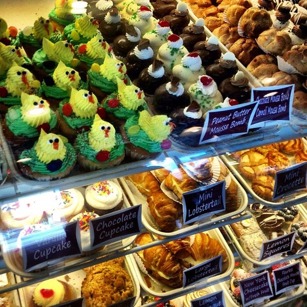 Foto diambil di Bovella’s Pastry Shoppe oleh Sharon S. pada 3/31/2013