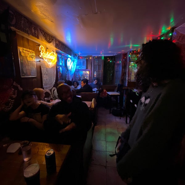 Foto tirada no(a) Peculier Pub por Anton R. em 10/26/2022