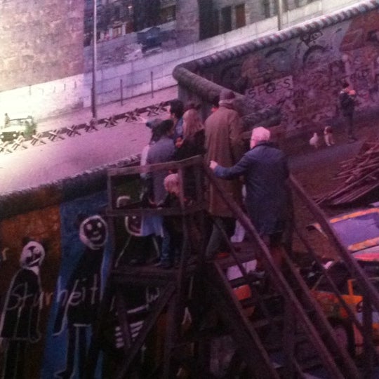 9/24/2012 tarihinde Berlin Loveziyaretçi tarafından asisi Panorama THE WALL'de çekilen fotoğraf