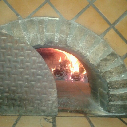 Photo taken at Restaurante Pizzeria 222 by Richard G. on 9/28/2012