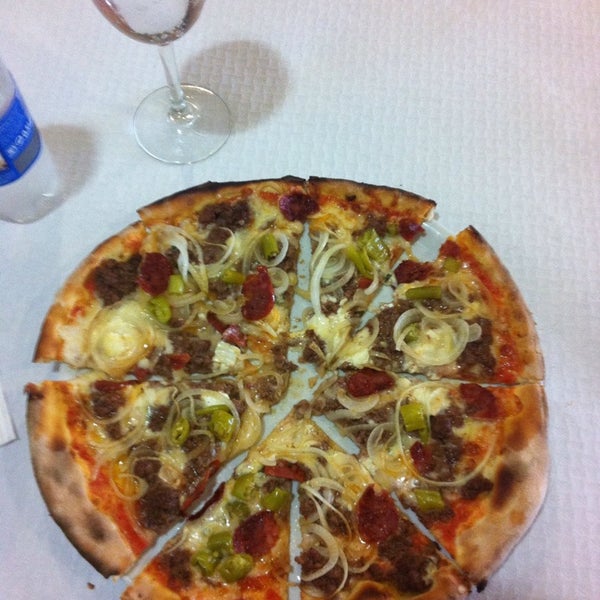 Photo taken at Restaurante Pizzeria 222 by Richard G. on 8/12/2013