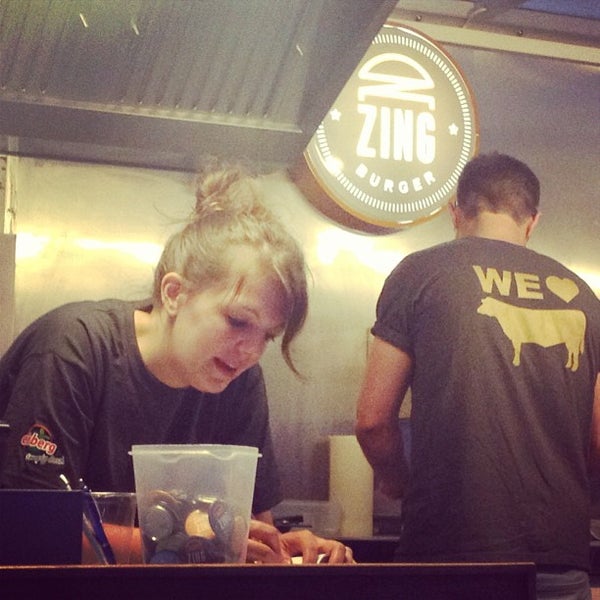 Photo taken at Zing Burger by eszpee on 6/14/2013