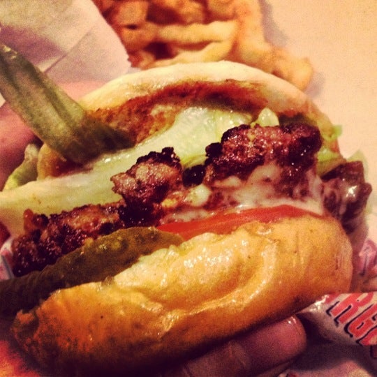 Foto scattata a Dirty Burger da eszpee il 11/15/2012