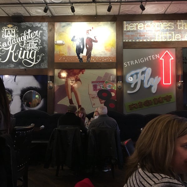 Foto tirada no(a) Cowbell Burger &amp; Whiskey Bar por Wap em 1/14/2018