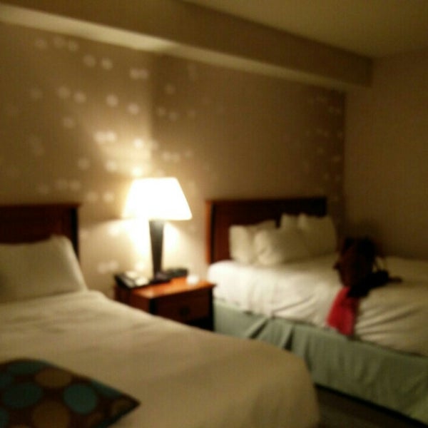 Foto diambil di Radisson Hotel &amp; Suites Fallsview, ON oleh Engracia S. pada 7/11/2016