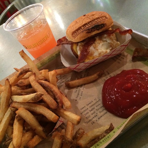 Foto tirada no(a) BurgerFi por Andre&#39; H. em 12/4/2014
