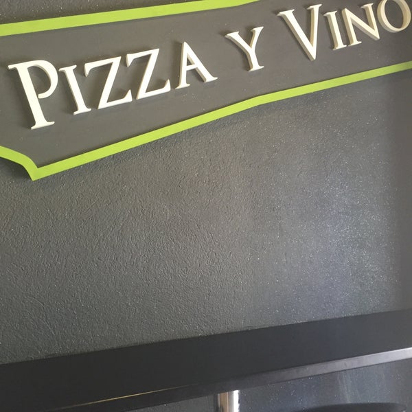 Photo taken at Pizza y Vino by Francisco T. on 9/11/2016