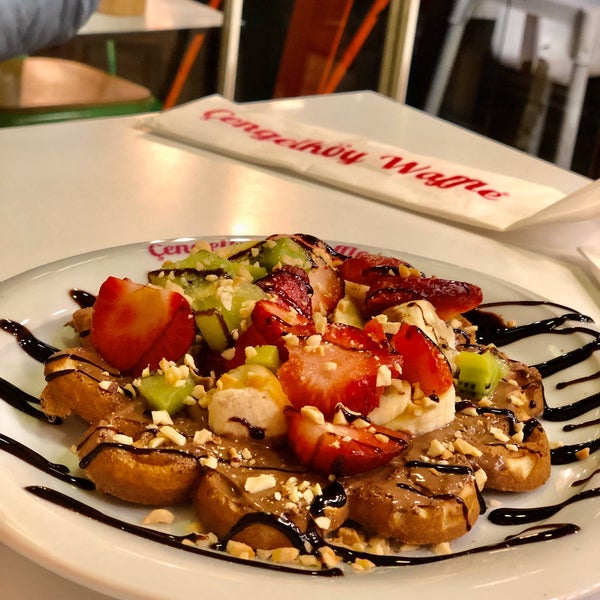 Photo taken at Çengelköy Waffle by Fatih Ö. on 3/7/2020