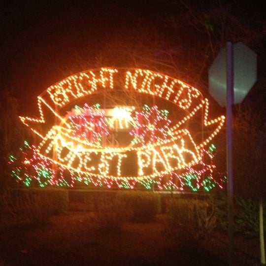 Снимок сделан в Bright Nights at Forest Park пользователем Jake L. 12/15/2012