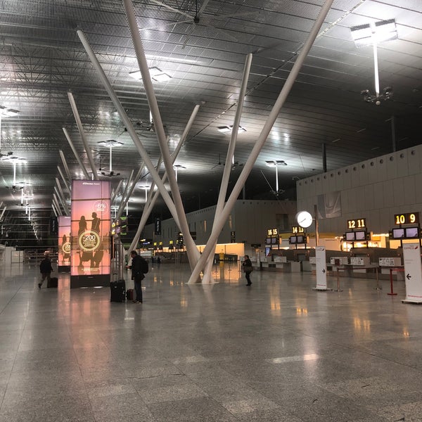 รูปภาพถ่ายที่ Aeropuerto de Santiago de Compostela โดย Marce เมื่อ 2/22/2019