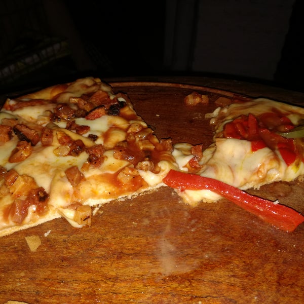 Prueben la pizza con panceta ahumada y cebolla caramelizada de toppings!