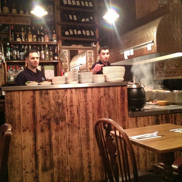 Foto scattata a Makara Charcoal Grill &amp; Meze da Mehmet M. il 11/30/2014