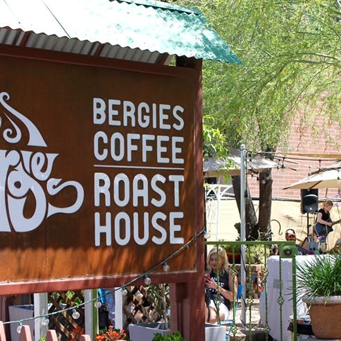 2/16/2018 tarihinde Bergie&#39;s Coffee Roastziyaretçi tarafından Bergie&#39;s Coffee Roast'de çekilen fotoğraf