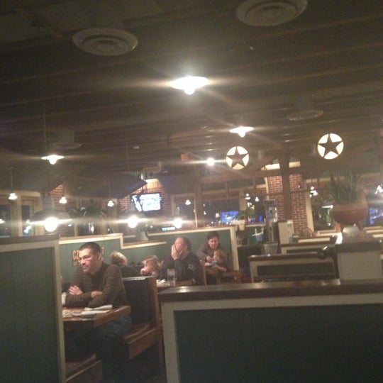Photo taken at Chili&#39;s Grill &amp; Bar by Adaílton J. on 11/8/2012