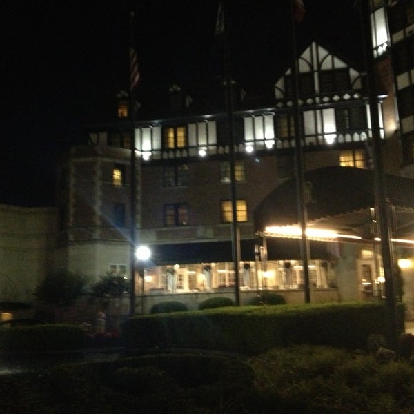 7/7/2013 tarihinde Jeffziyaretçi tarafından The Regency Room at The Hotel Roanoke &amp; Conference Center'de çekilen fotoğraf