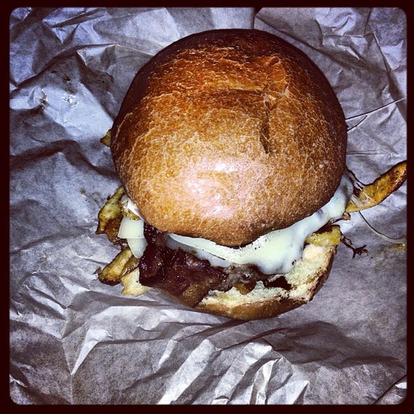 Foto tirada no(a) Blue Moon Burgers Capitol Hill por Jae G. em 12/27/2012