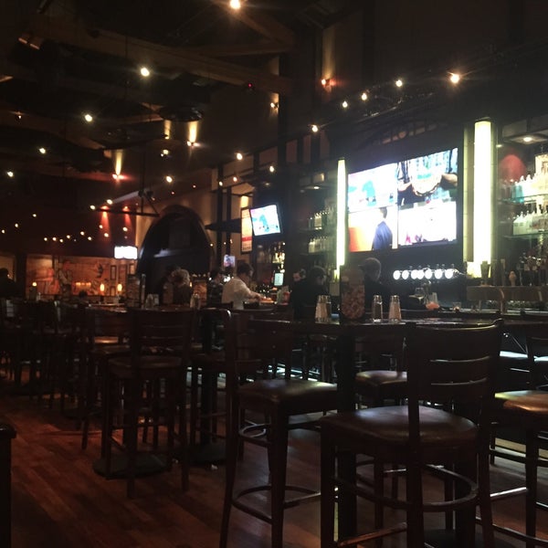 Photo taken at BJ&#39;s Restaurant &amp; Brewhouse by Ibrahim A. on 2/16/2015