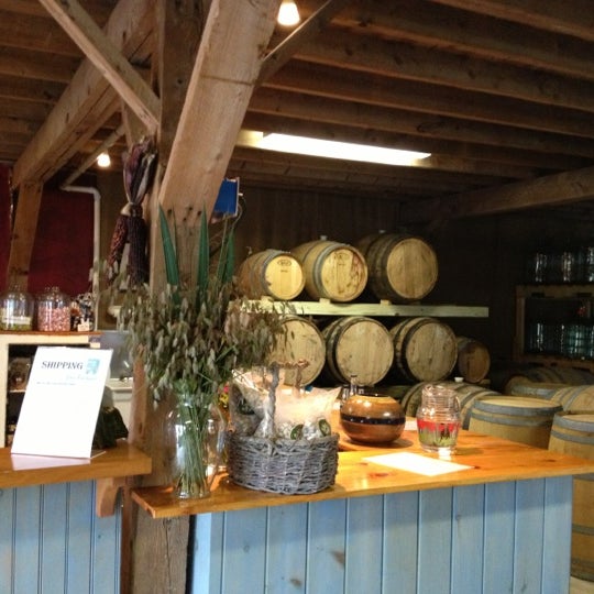 Foto tomada en Sweetgrass Farm Winery &amp; Distillery  por Kathrine F. el 10/7/2012