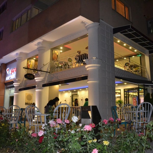 8/6/2013にEmrah YılmazがMoines Cafe &amp; Fine Diningで撮った写真