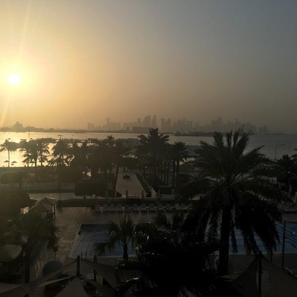 Foto diambil di Doha Marriott Hotel oleh Ümit Ş. pada 7/4/2016