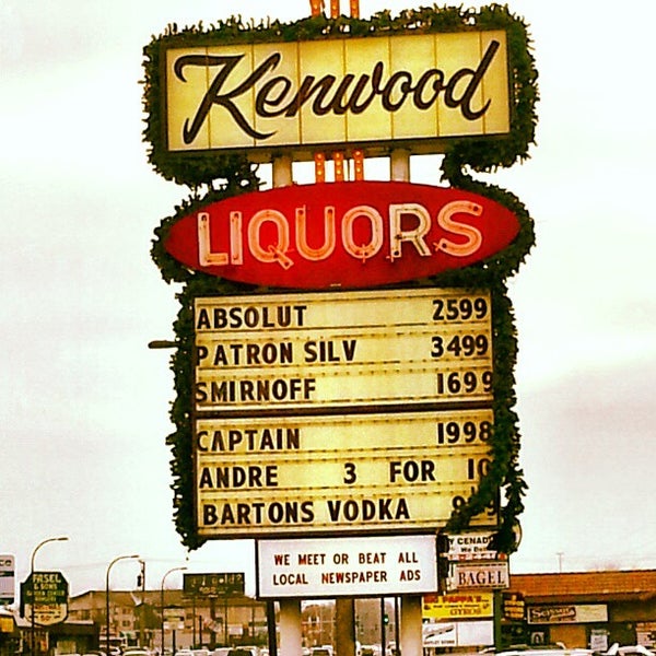 12/23/2012 tarihinde Tom H.ziyaretçi tarafından Kenwood Liquors'de çekilen fotoğraf