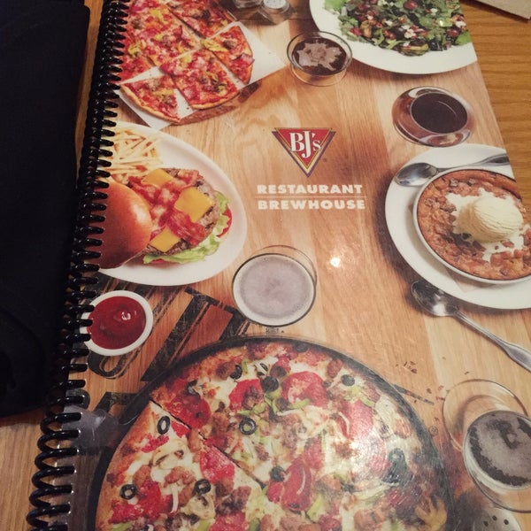 Photo taken at BJ&#39;s Restaurant &amp; Brewhouse by Alejandro M. on 8/30/2015