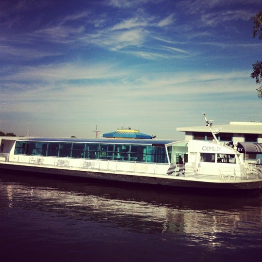 Foto diambil di Odyssey Cruises oleh Tarun S. pada 9/20/2012