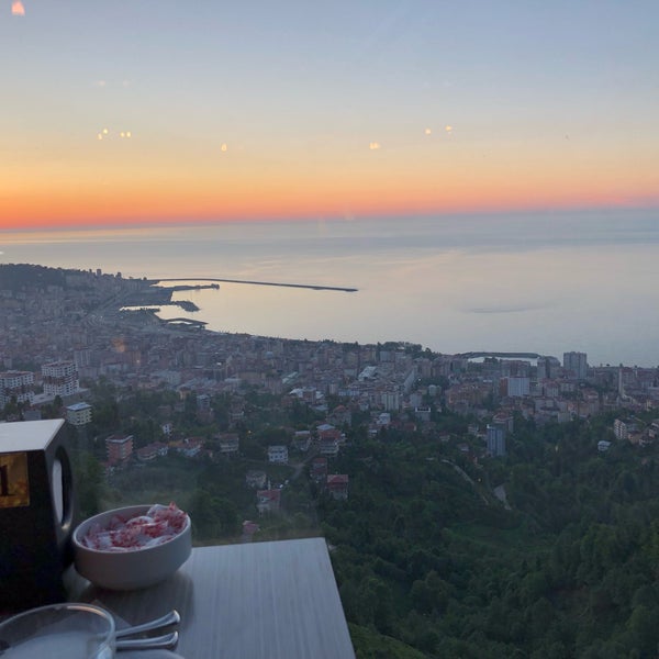 Foto tirada no(a) Şahin Tepesi Restaurant &amp;  Cafe por 🎭 𝕭𝖊𝖗𝖟𝖆𝖑𝖎 . em 5/27/2019
