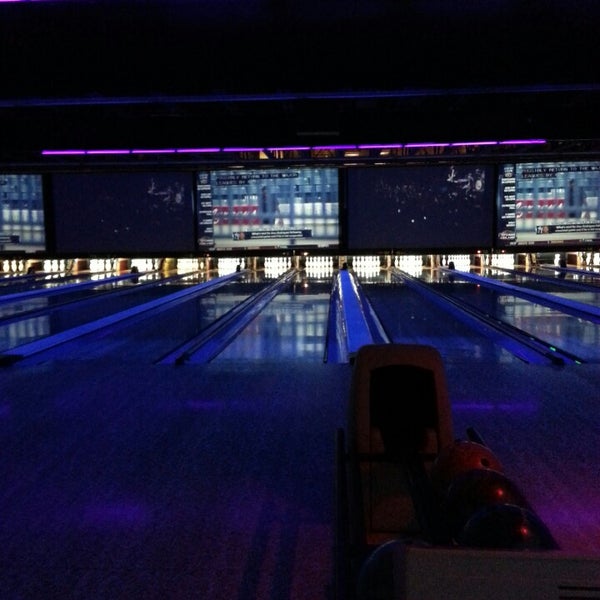 8/1/2013 tarihinde Tonya L.ziyaretçi tarafından 10Pin Bowling Lounge'de çekilen fotoğraf
