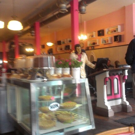 รูปภาพถ่ายที่ Cafe Hon โดย Jennifer D. เมื่อ 3/3/2013