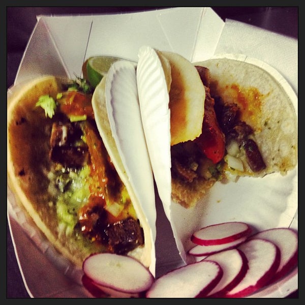 Foto tirada no(a) Tacos Morelos por Rick C. em 9/10/2013