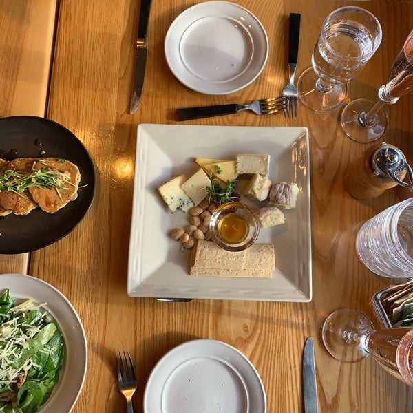 12/7/2019にMinas M.がSimon Pearce Restaurant, Retail &amp; Glassblowingで撮った写真