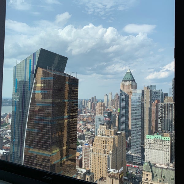 รูปภาพถ่ายที่ Hilton New York Times Square โดย Minas M. เมื่อ 6/2/2019