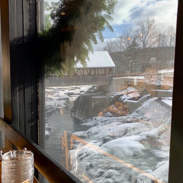 12/7/2019 tarihinde Minas M.ziyaretçi tarafından Simon Pearce Restaurant, Retail &amp; Glassblowing'de çekilen fotoğraf