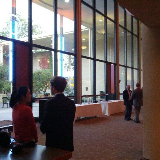 9/19/2012에 Thibaut L.님이 Cornish Playhouse at Seattle Center에서 찍은 사진
