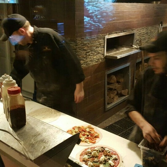 5/15/2016에 John B.님이 Napa Wood Fired Pizzeria에서 찍은 사진