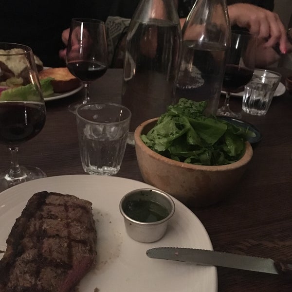 Снимок сделан в Sophie&#39;s Steakhouse пользователем Andreea 5/12/2018