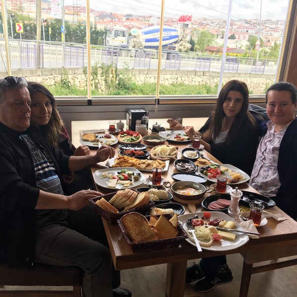Das Foto wurde bei Köyüm Kasap &amp; Et Restaurant von Esma Y. am 5/1/2017 aufgenommen