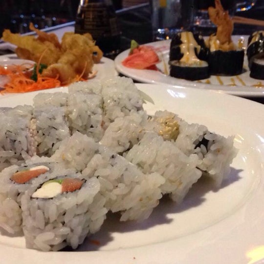 Photo taken at Zenna Thai &amp; Japanese Restaurant by Yahdiel O. on 10/12/2014