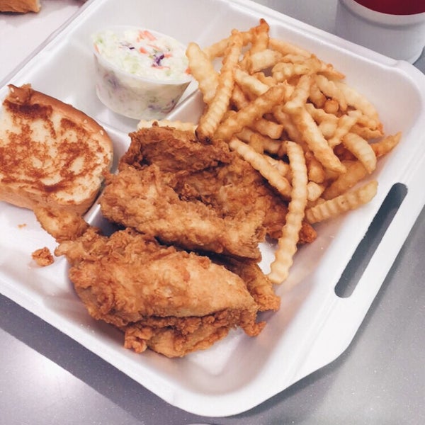 Photo taken at Raising Cane&#39;s Chicken Fingers by Yahdiel O. on 3/27/2015