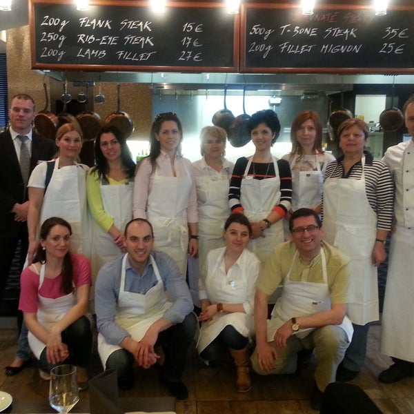 Účastníci školy varenia v reštaurácii Toscana pod vedením Marcela Ihnačáka 18.4. pripravovali malú rodinnú párty.