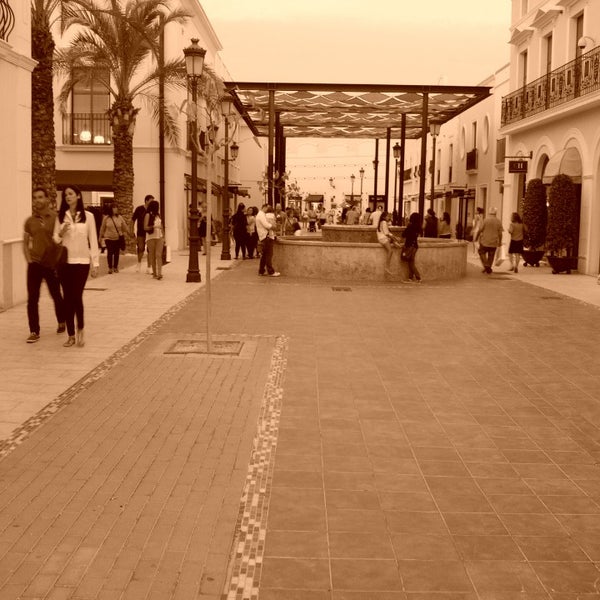 Foto diambil di La Noria Outlet Shopping oleh Jeronimo B. pada 10/19/2013